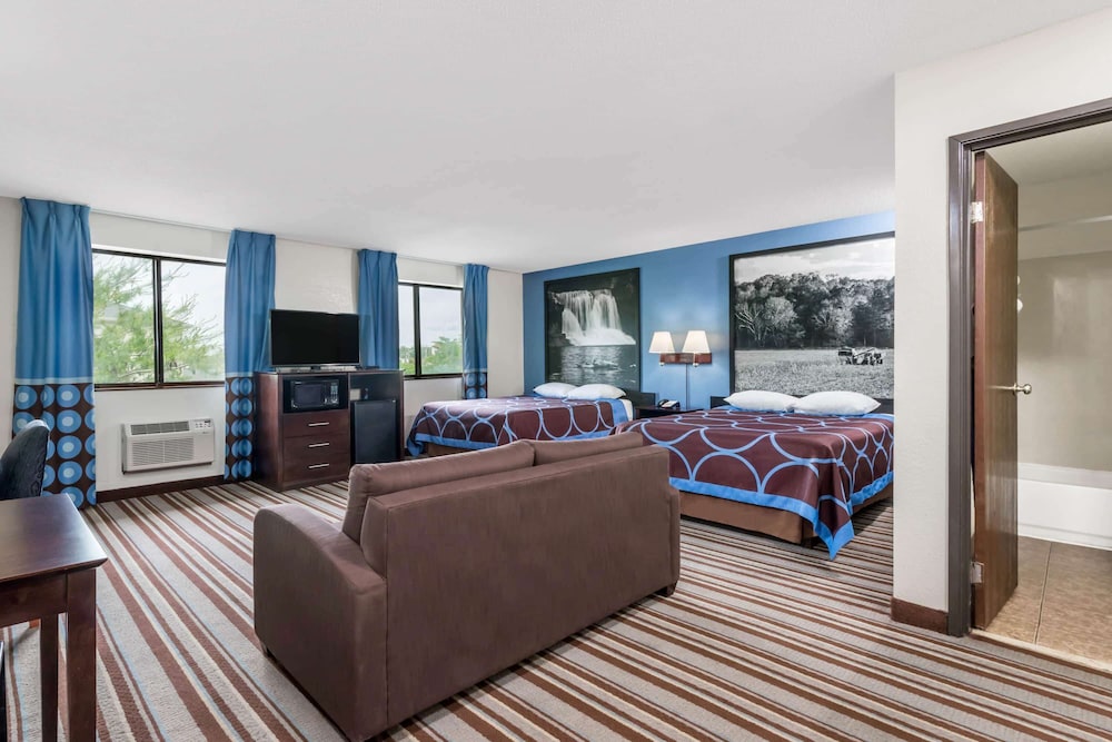 Super 8 by Wyndham Columbus IN 25/33