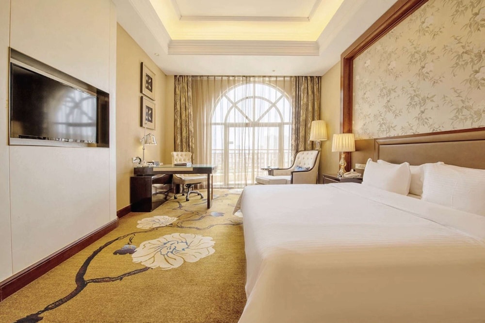 DELUXE, KING BED, GARDEN VIEW