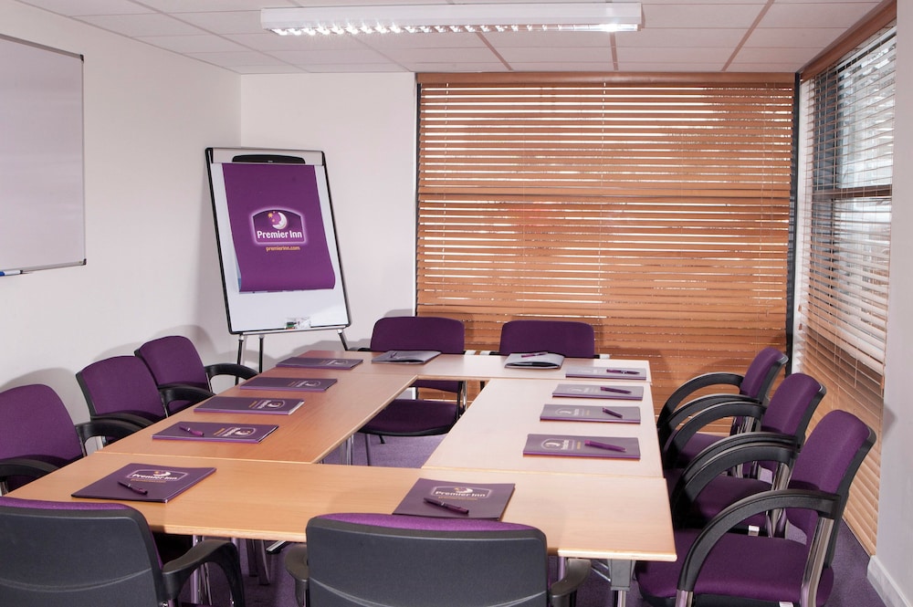 Premier Inn Glasgow Newton Mearns (M77 J4) 40/54