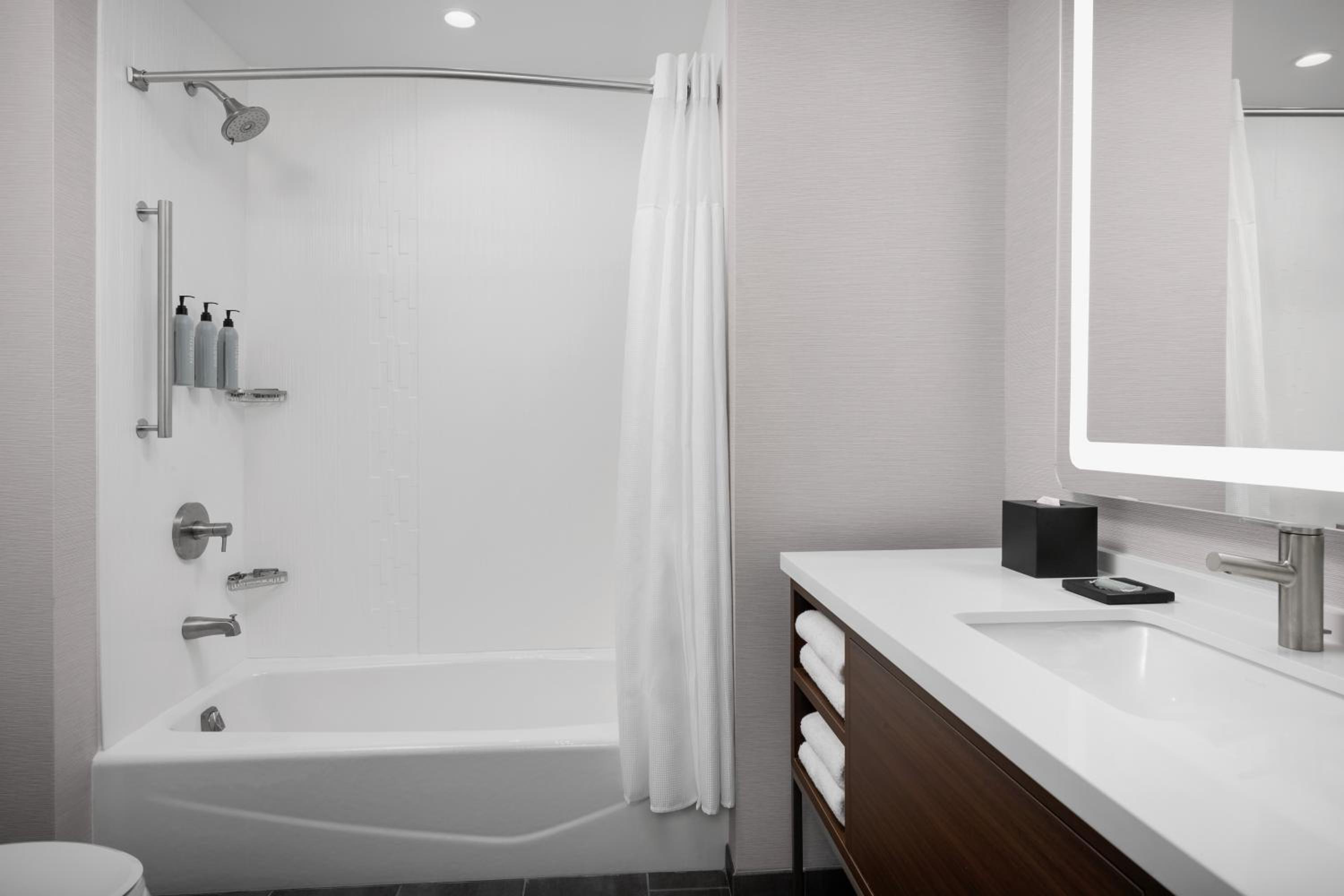 غرفة قياسية بسرير كينج مع أريكة بحوض استحمام لذوي الإعاقة، Courtyard by Marriott Bozeman 7/8