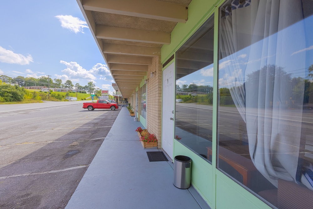 Sonrise Inn Lincoln Hwy By OYO in BREEZEWOOD - PA