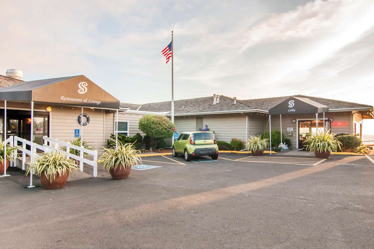 Clarion Inn Surfrider Resort 16/25