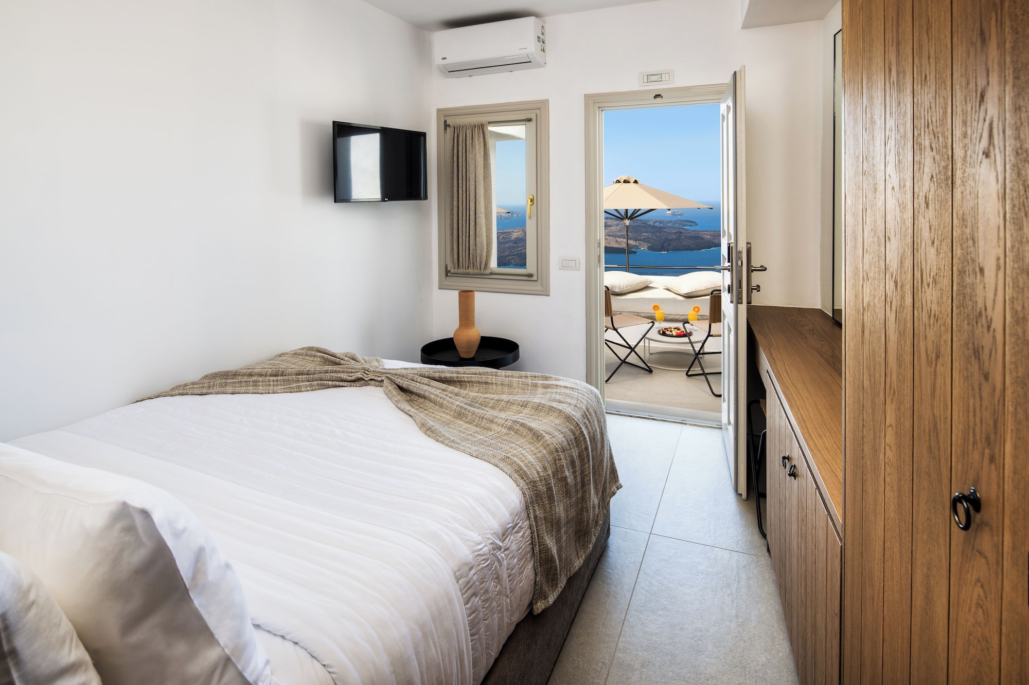 STANDARD, DOUBLE BED, VOLCANO VIEW, POOL FLOOR