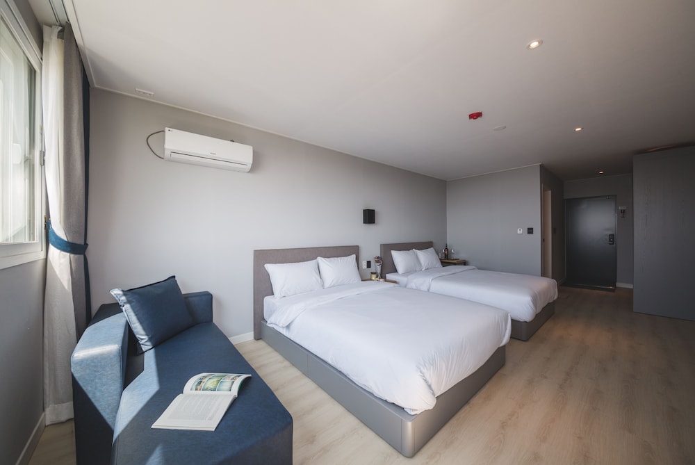 DELUXE, 2 DOUBLE BEDS, SEA VIEW