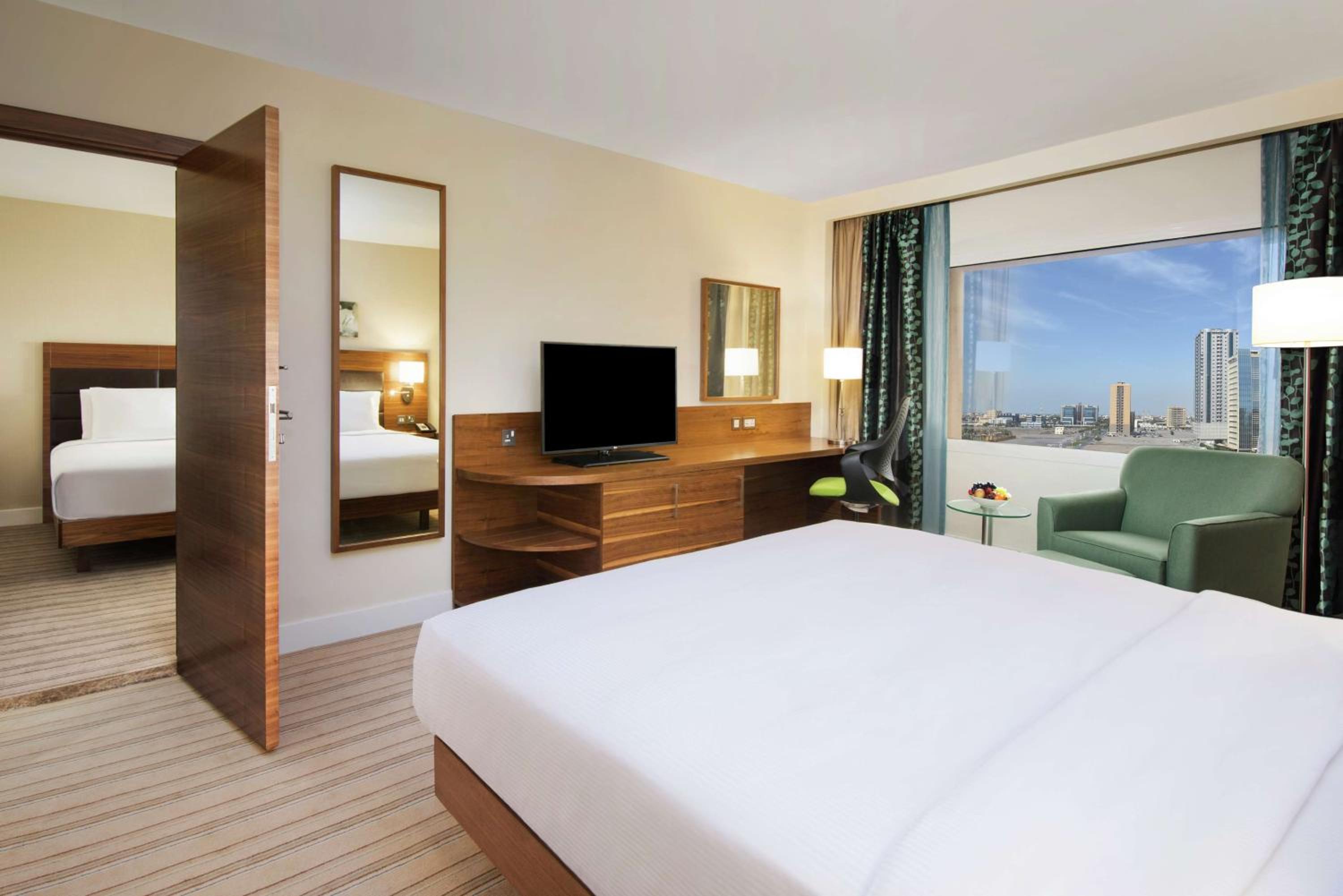 غرفة متصلة عائلية بسريرين منفصلين وسرير كوين مع أريكة، Hilton Garden Inn Ras Al Khaimah 2/4