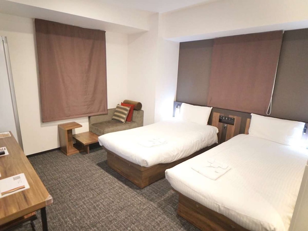 Corner TWN Room
