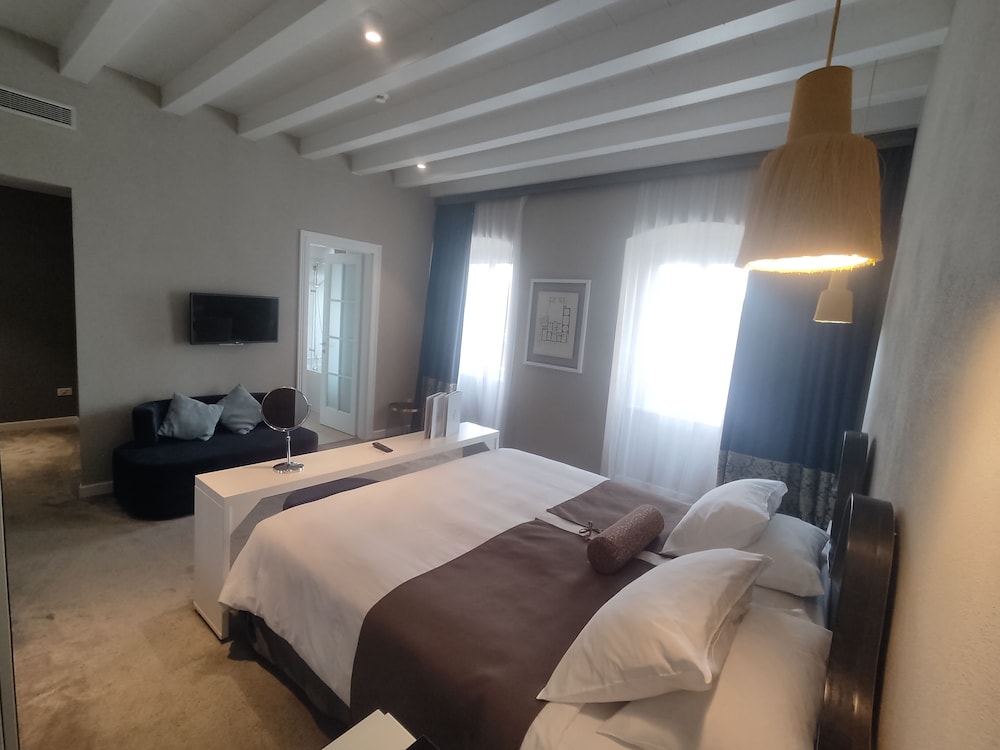 غرفة ديلوكس بسريرين كينج بإطلالة على البحر، Xii Century Heritage Hotel 2/4