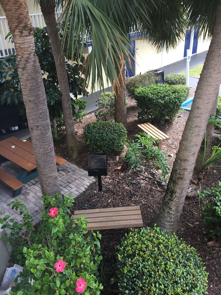 Days Inn By Wyndham Cocoa Beach Port Canaveral 9/44