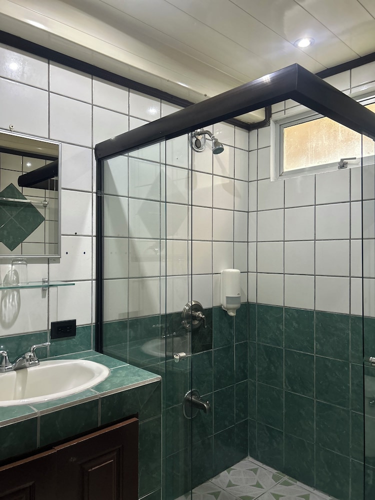 Standard, 1 Queen and 1 Single Bed, Garden Area، Hotel Arenal Rabfer 2/2