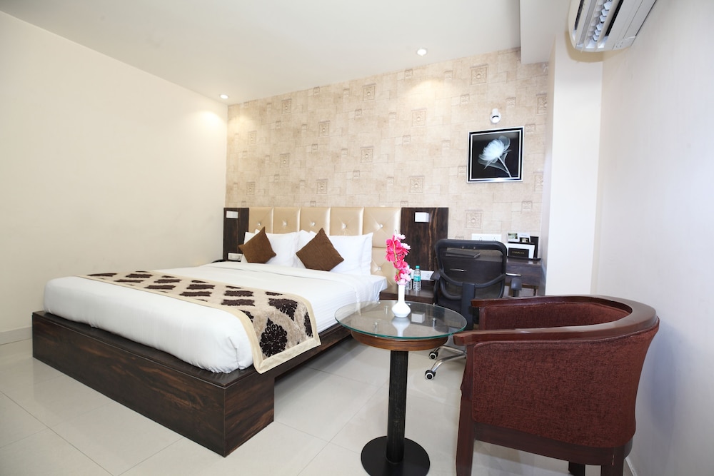 Pinnacle by Click Hotels, Lucknow 29/63