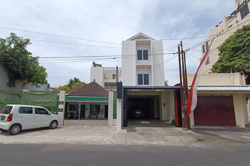 Hotel O near Taman Sriwedari formerly Indria Inn 27/42