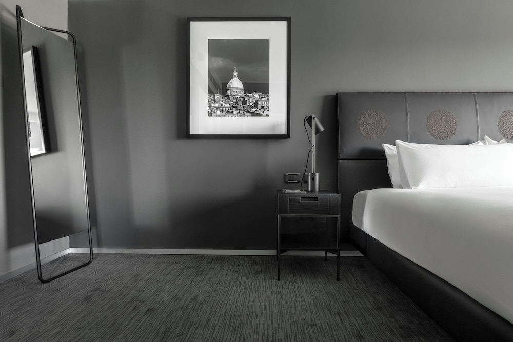 City, Suite, King Bed, Club Lounge Access