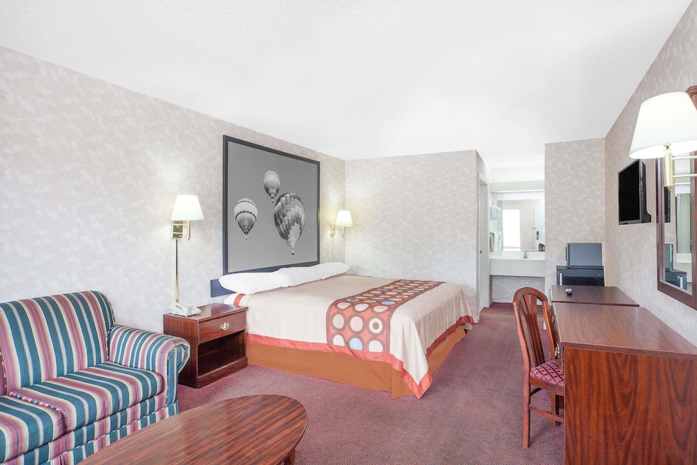 Super 8 by Wyndham Decatur Priceville 8/19