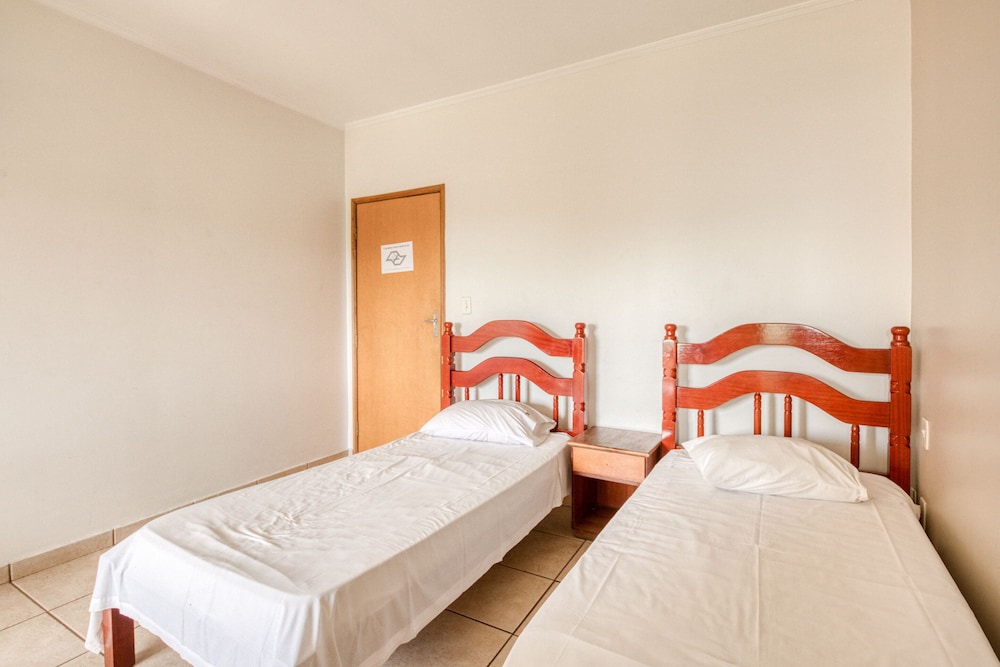 Quadruple Room (1 Double bed + 2 Single beds)، OYO Hotel Vila Rica, Ribeirao Preto 5/10