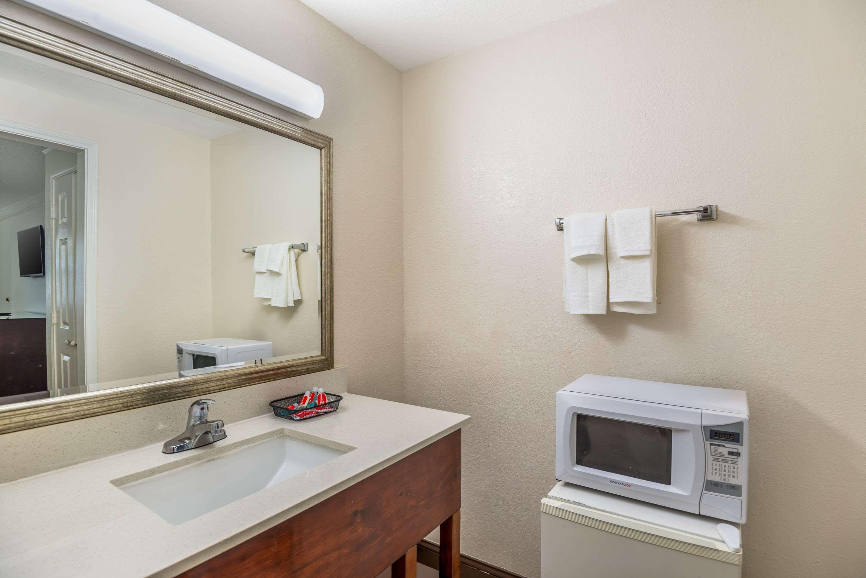 Room, 2 Double Beds, Smoking, Econo Lodge Richmond-North Chesterfield 4/5