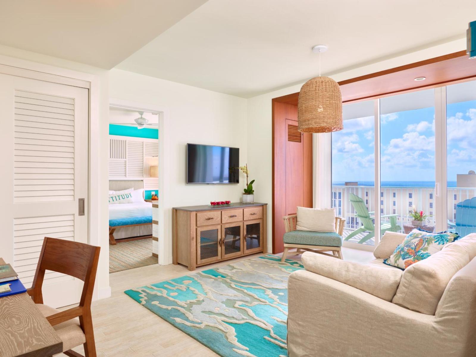 1 Bedroom, Suite, King Bed, Partial Ocean View