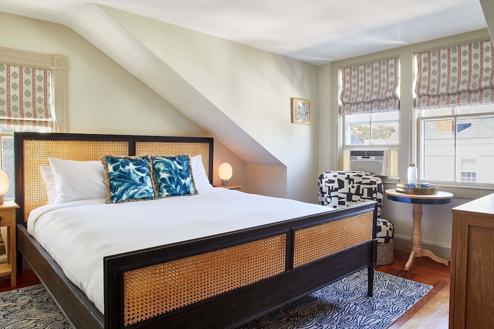 Connecting House, Petite, King Bed, Shared Bathroom، The Roberts Collection 5/5