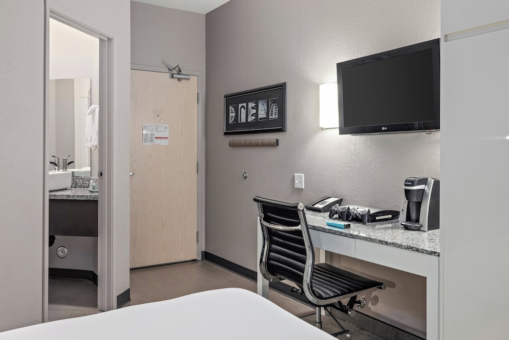 HOME INN EXPRESS MEDICINE HAT 71/72