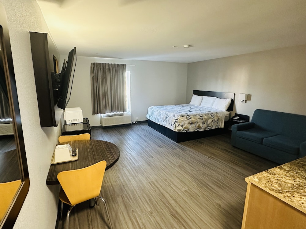 1 King Bed - Non-Smoking