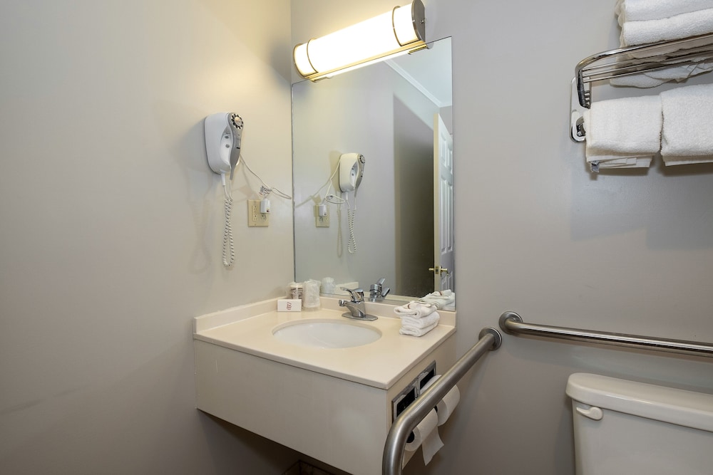 Red Roof Inn Suites Hazleton 17/39