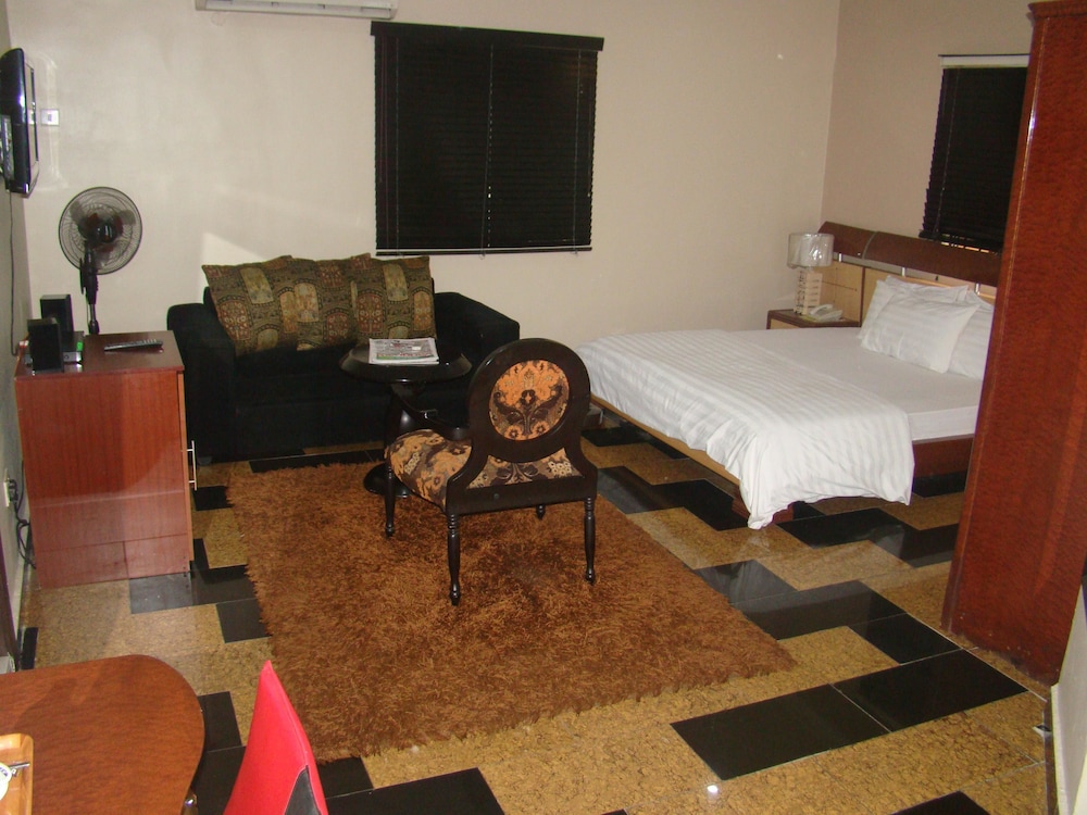 CHARLIE'S PLACE AND SUITES 37/50