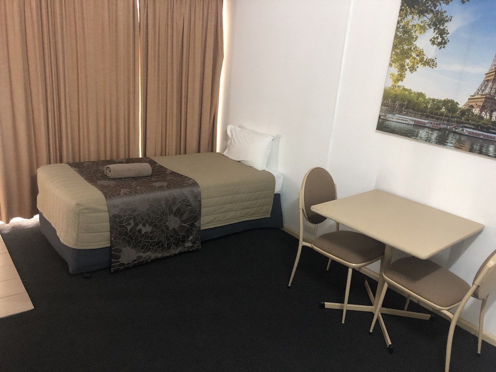 Country Comfort Cowra 25/44