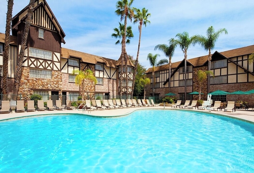 Anaheim Majestic Garden Hotel 72/73
