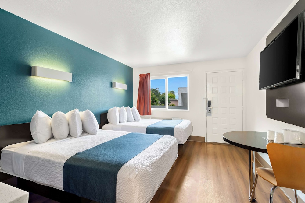 STANDARD, 2 DOUBLE BEDS