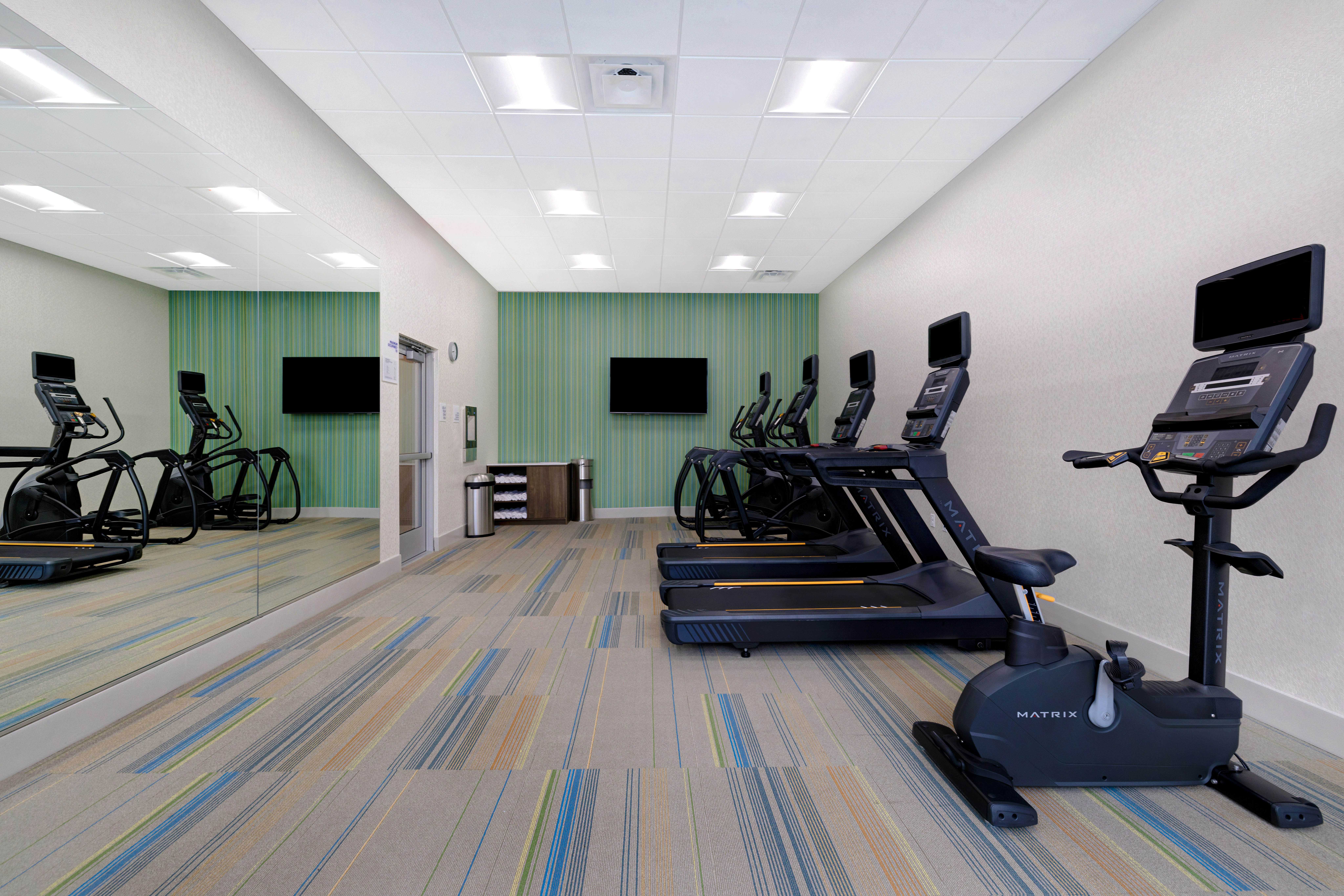 Holiday Inn Express and Suites Glendale Downtown 22/44