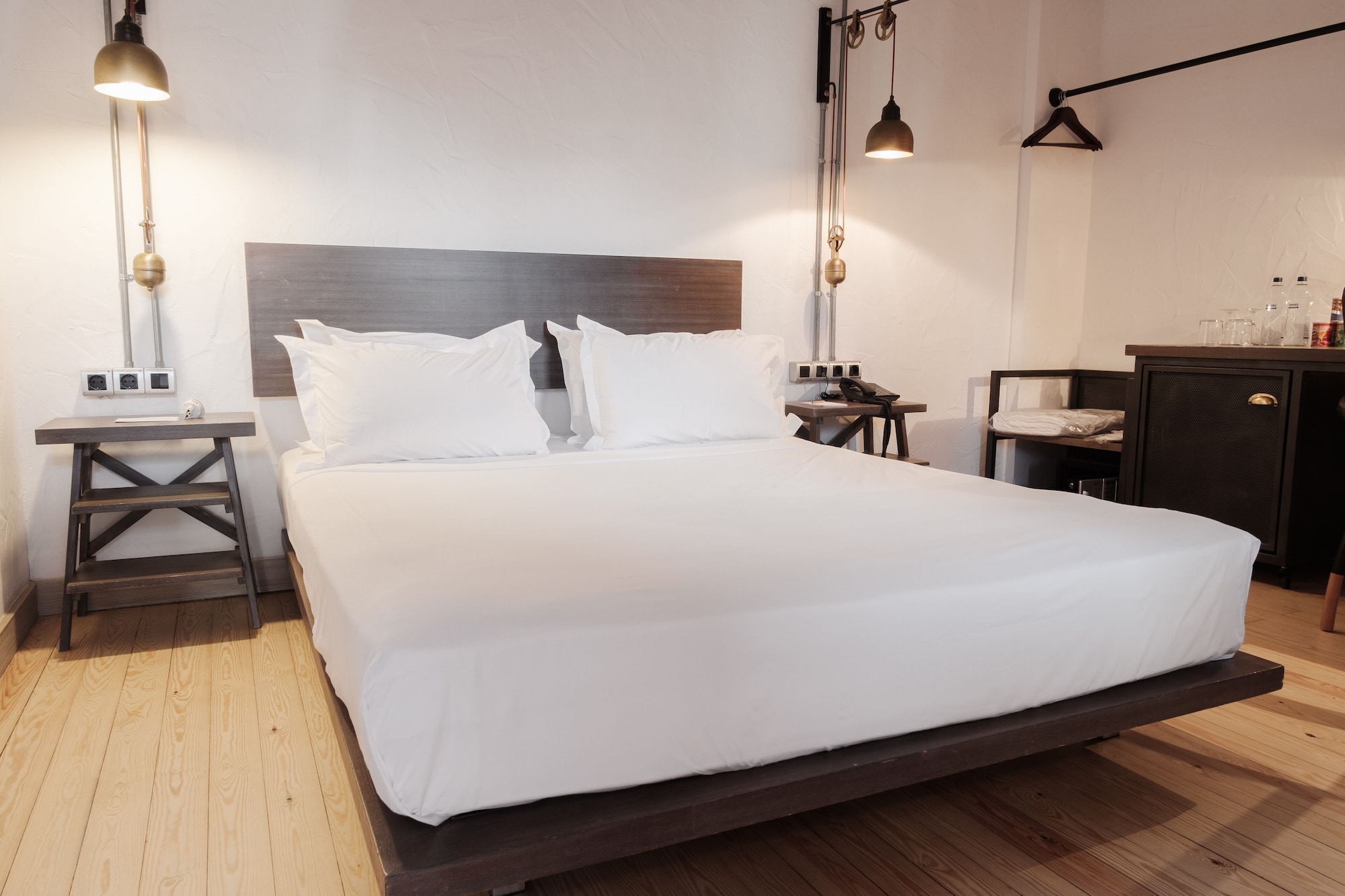 Courtyard, Standard, Queen Bed, Small
