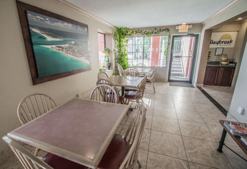 Days Inn by Wyndham Fort Walton Beach 30/34