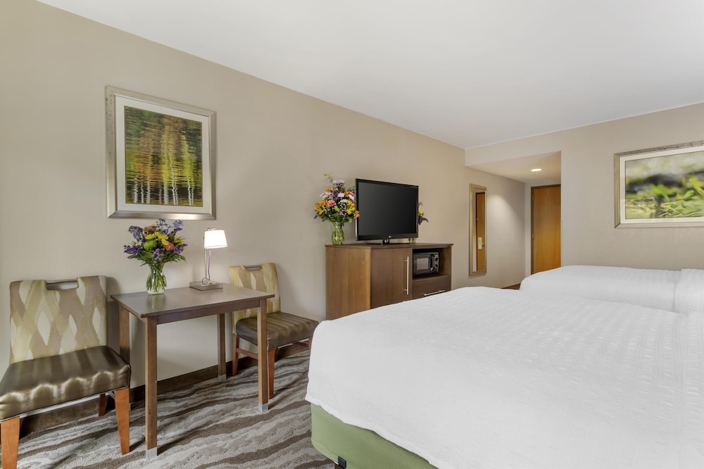 غرفة قياسية بسريرين كوين بإطلالة على النهر، Best Western Plus River Escape Inn & Suites 7/10