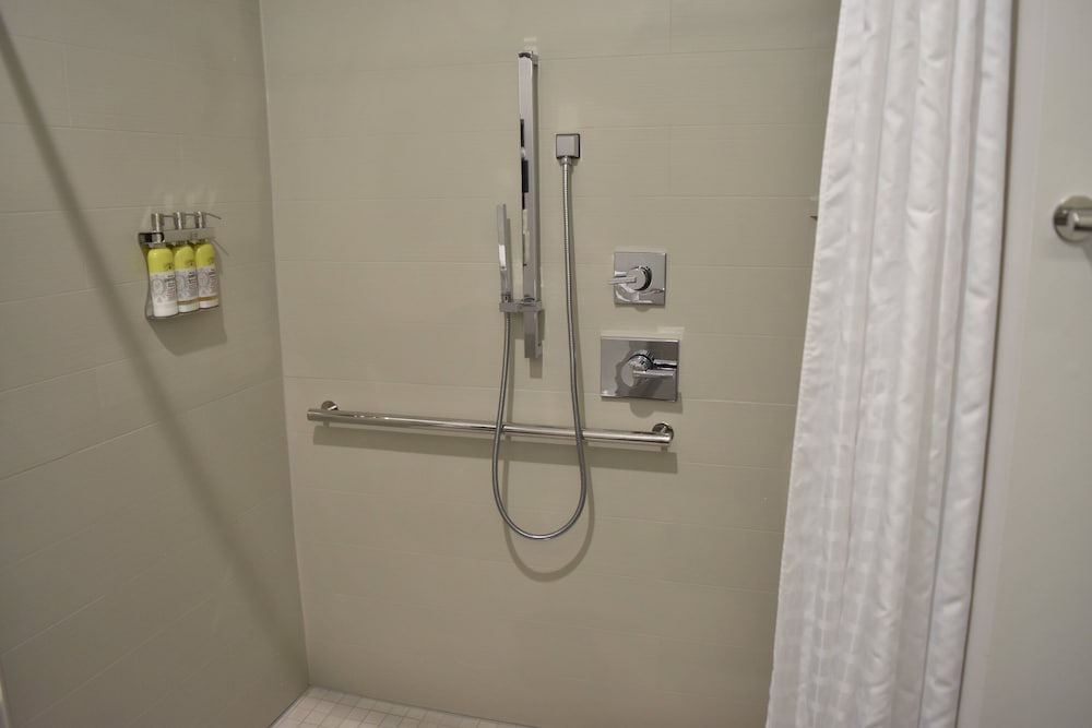 CANDLEWOOD SUITES KANSAS CITY - INDEPENDENCE 22/63