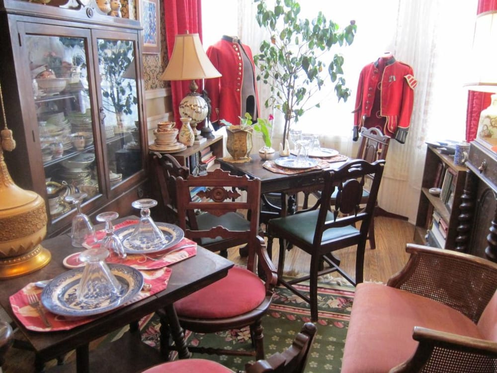 Pimblett's Downtown Toronto B&B 39/47