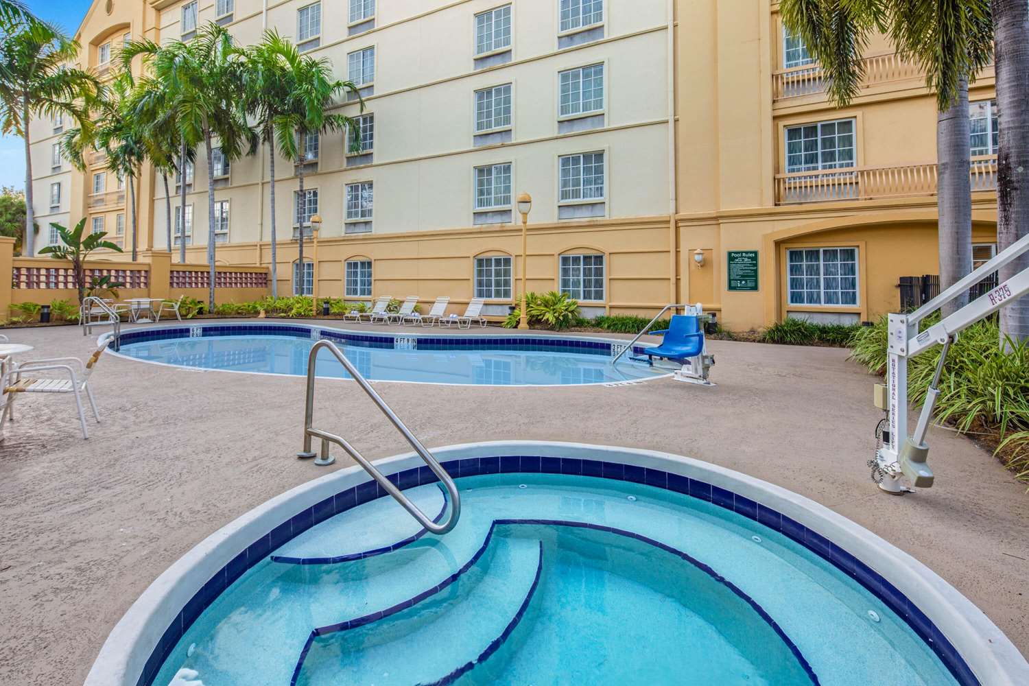La Quinta Inn and Suites by Wyndham Miami Airport West 54/60
