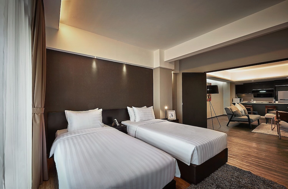 Tropics Eight Suites 11/61