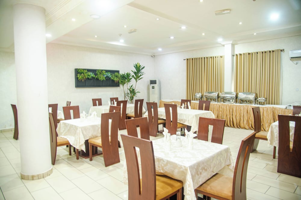 Denis Hotel 49/64