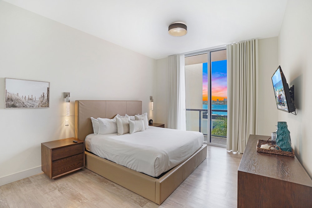 2 BEDROOMS, CONDO, PREMIUM, MARINA VIEW