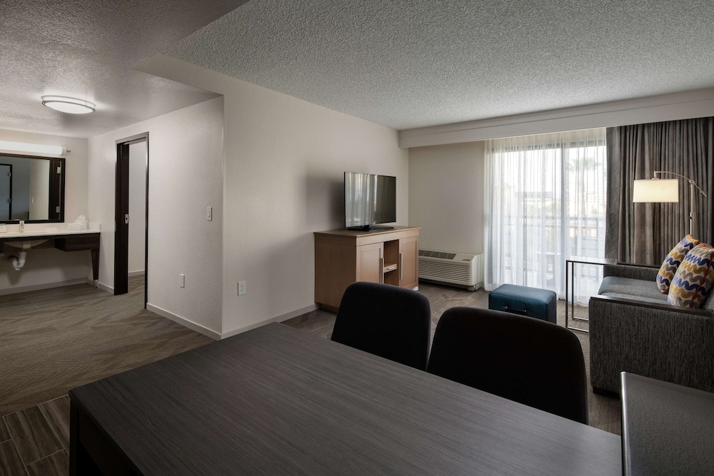 Hampton Inn & Suites Anaheim - Garden Grove 18/44