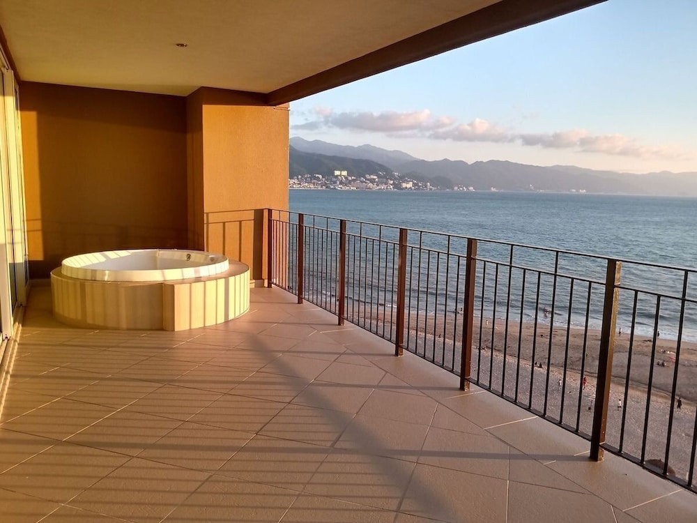 Grand Venetian Condominium 15/50