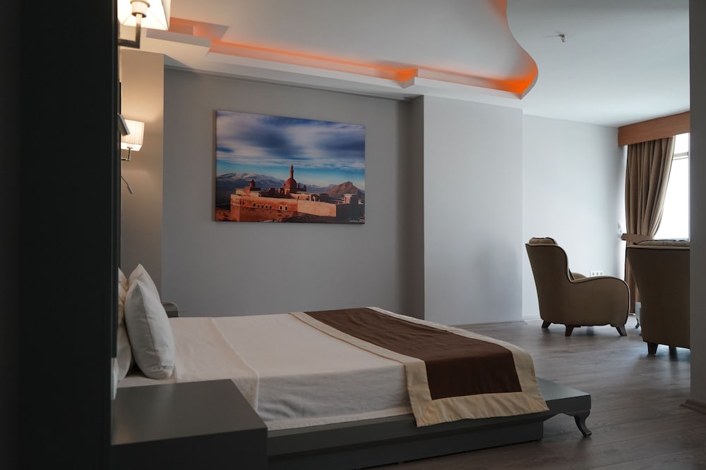 PASAPORT PIER HOTEL 49/79