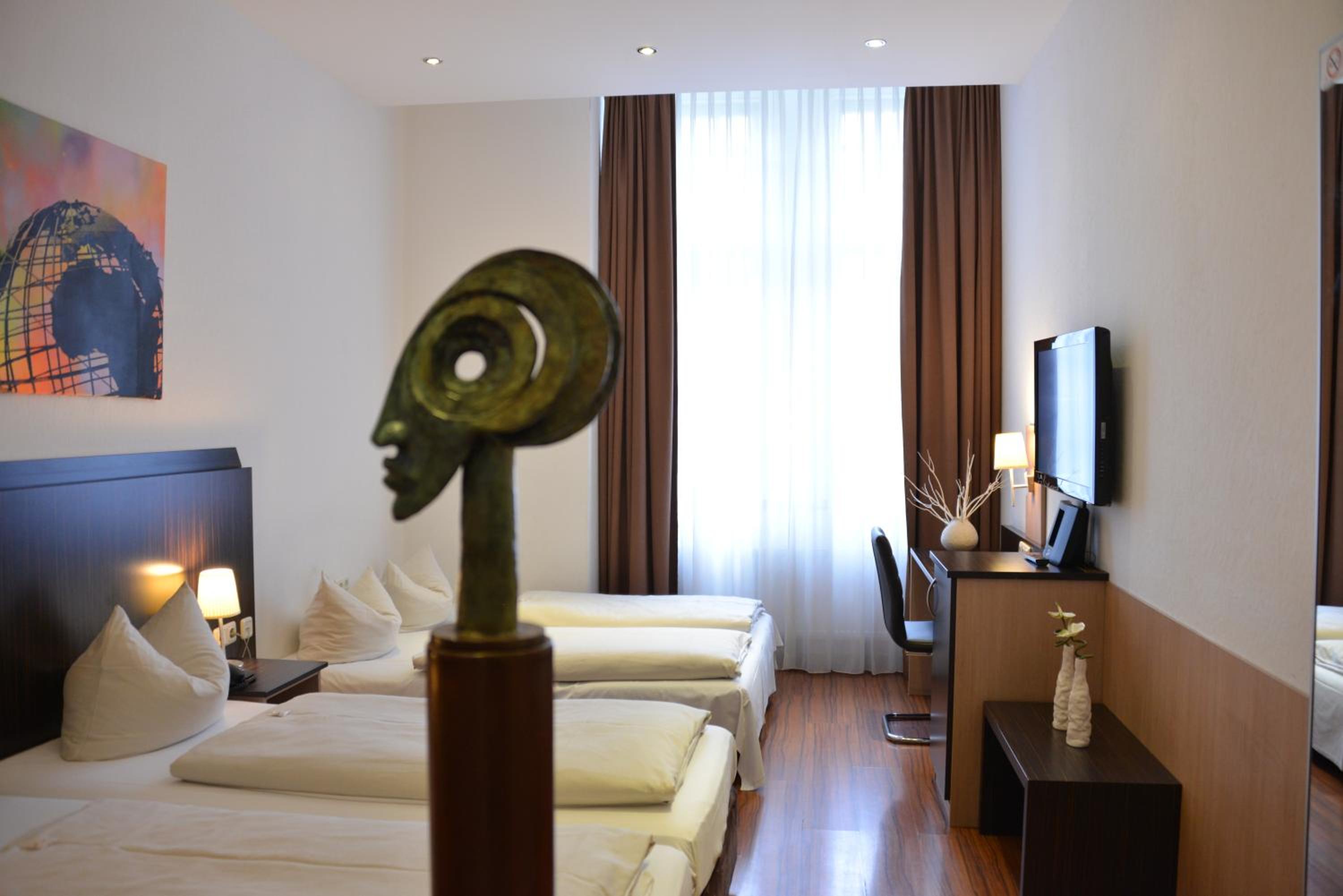 Room, Triple, Twin Beds, Sofa 9/10