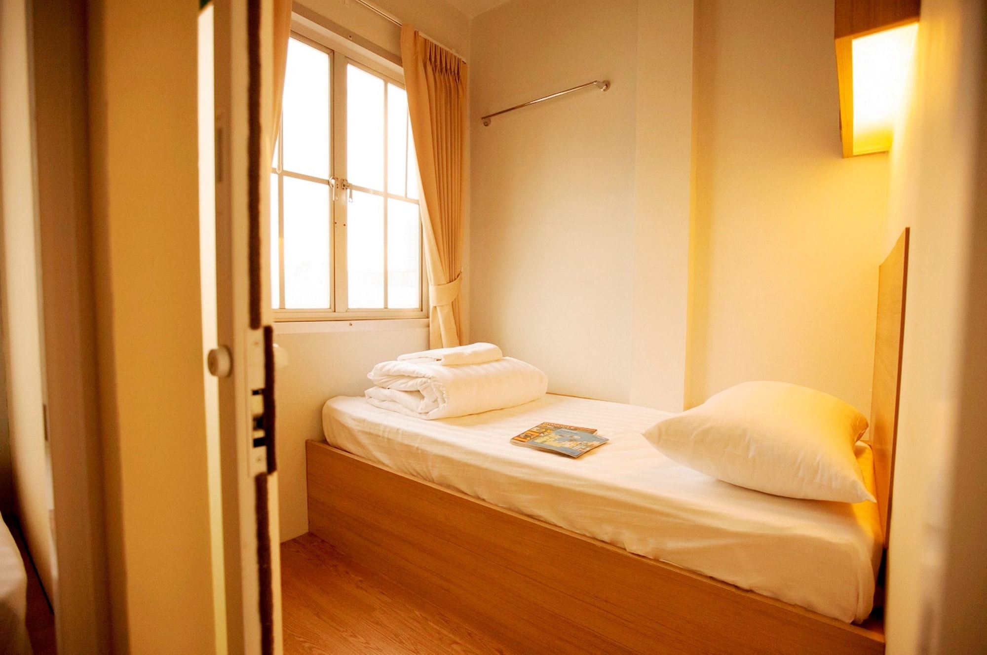 ROOM, SINGLE BED, SHARED BATHROOM