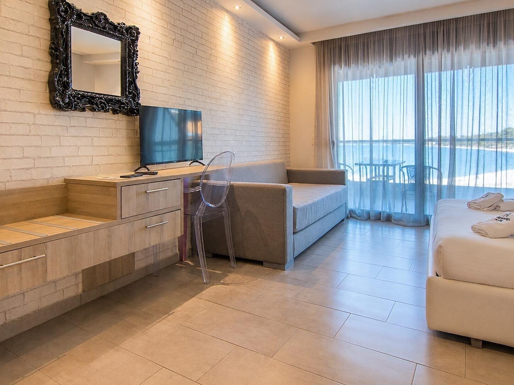 Flegra Beach Boutique Apartments 24/48