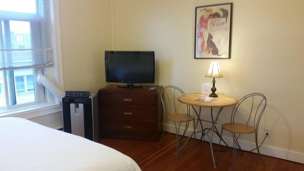Washington Plaza Apartments 29/33