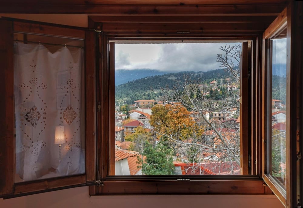 To Balcony Tis Agorianis 32/50