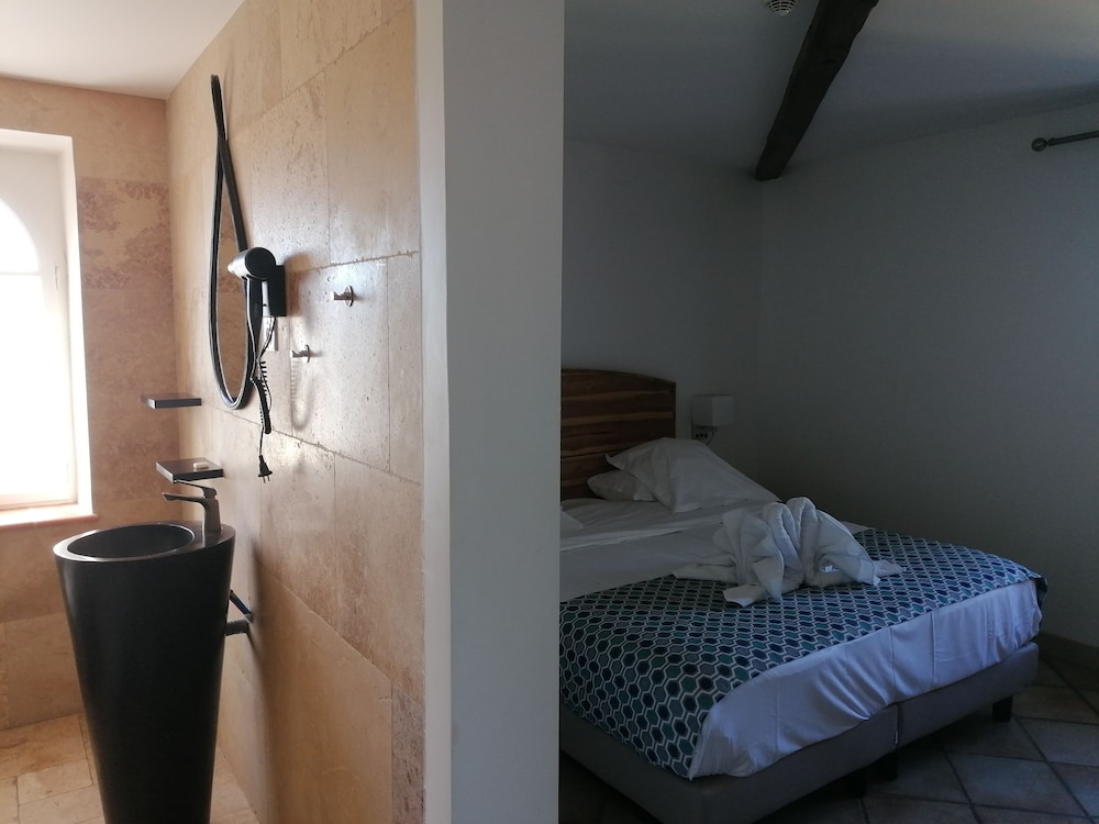 DOMAINE DE LA NERTHE- HOTEL PROVENCE MEDITERRANEE 50/50