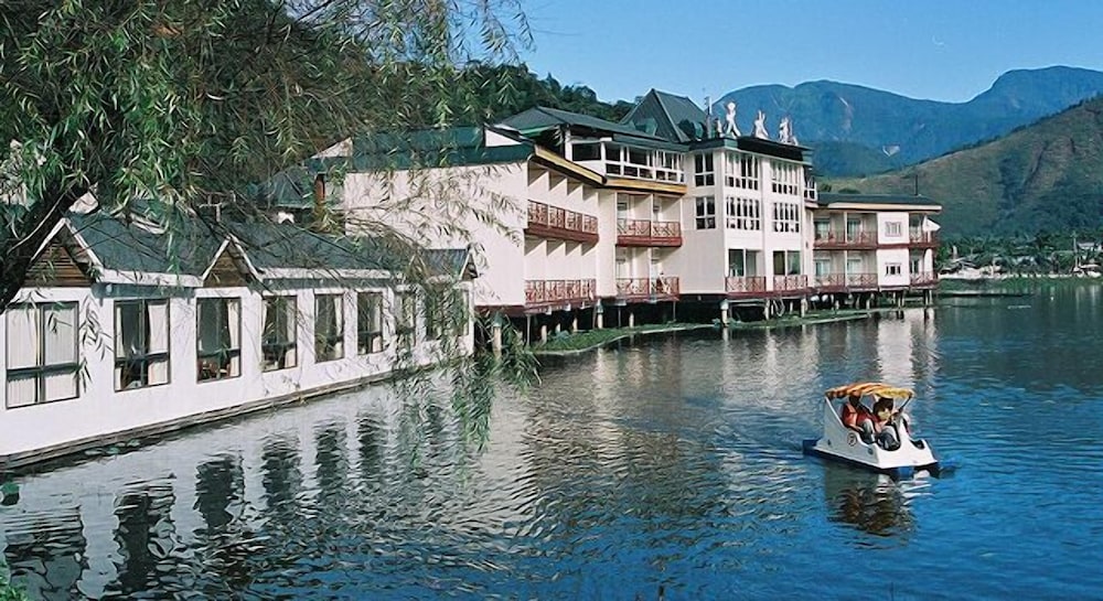Lakeside Resort Hotel 44/50