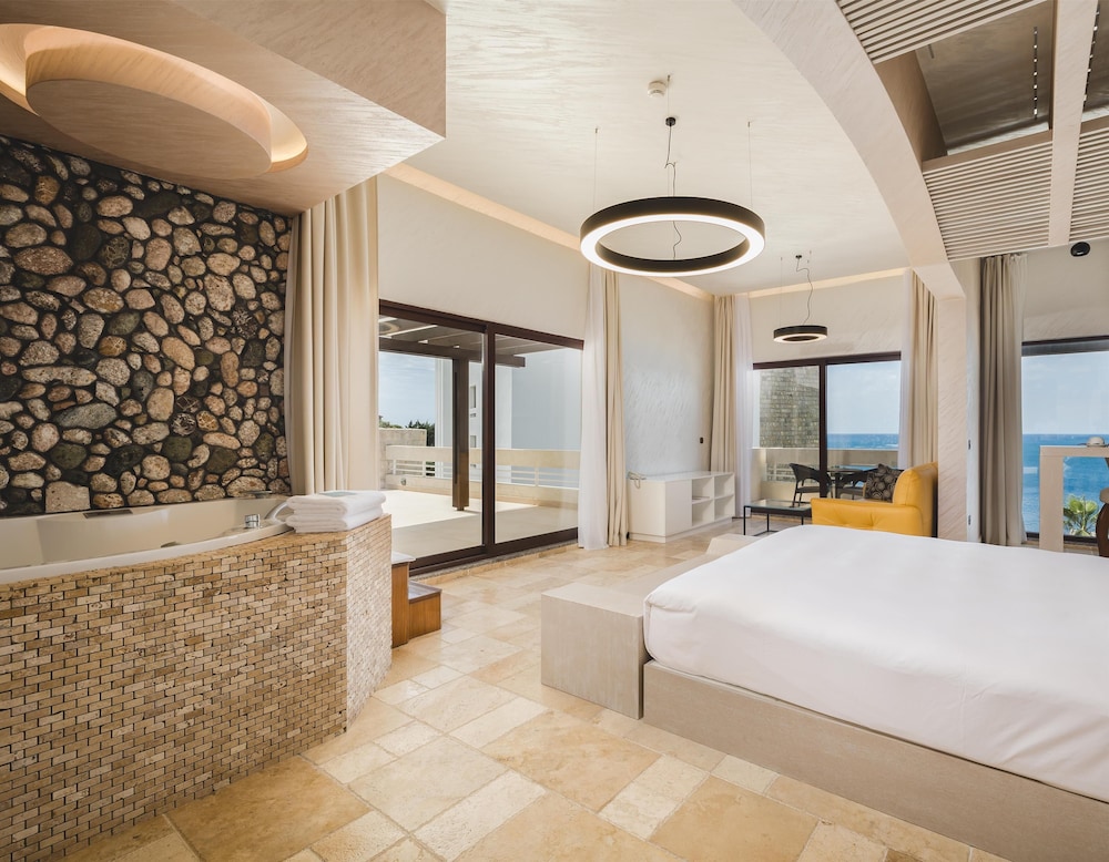 جناح بسرير كينج بإطلالة على البحر بجاكوزي، Radisson Resort Ruza Vjetrova 5/10
