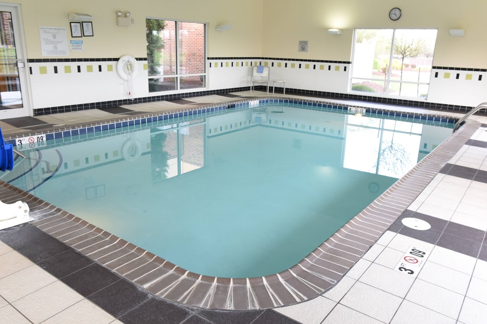 Fairfield Inn Suites Weirton 18/26
